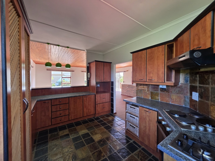 4 Bedroom Property for Sale in Wavecrest Eastern Cape